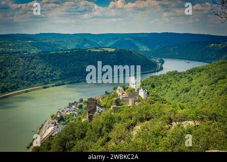 Fratelli ostili, due castelli vicino a Kamp-Bornhofen sul medio Reno, il castello di Sterrenberg e il castello di Liebenstein, visti dal sentiero escursionistico Rheinstein ig, valle dell'alto Reno medio patrimonio dell'umanità dell'UNESCO Foto Stock