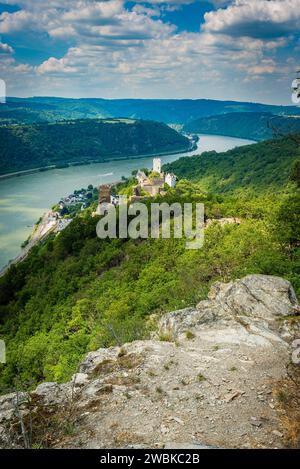 Fratelli ostili, due castelli vicino a Kamp-Bornhofen sul medio Reno, il castello di Sterrenberg e il castello di Liebenstein, visti dal sentiero escursionistico Rheinstein ig, valle dell'alto Reno medio patrimonio dell'umanità dell'UNESCO Foto Stock