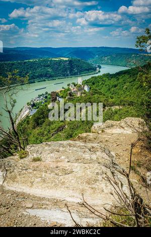 Fratelli ostili, due castelli vicino a Kamp-Bornhofen sul medio Reno, il castello di Sterrenberg e il castello di Liebenstein, visti dal sentiero escursionistico Rheinstein ig, valle dell'alto Reno medio patrimonio dell'umanità dell'UNESCO Foto Stock