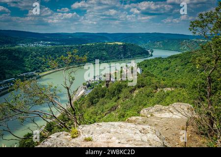 Fratelli ostili, due castelli vicino a Kamp-Bornhofen sul medio Reno, il castello di Sterrenberg e il castello di Liebenstein, visti dal sentiero escursionistico Rheinstein ig, valle dell'alto Reno medio patrimonio dell'umanità dell'UNESCO Foto Stock