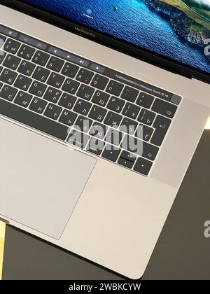 Budva, Montenegro - 25 dicembre 2022: Tastiera di un notebook argentato con un luminoso desktop. Didascalia: MacBook Pro Foto Stock