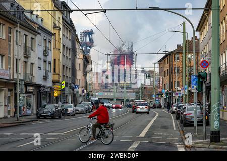Duisburg, Ruhrgebiet, Nordrhein-Westfalen, Germania - Vista città con acciaieria ThyssenKrupp, Friedrich-Ebert-Strasse a Meiderich-Beeck, Thyssen Foto Stock