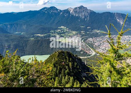 Vista da Predigstuhl a Lattengebirge a Bad Reichenhall e al fiume Saalach, dietro Hochstaufen, 1771 m, Alpi Chiemgau, Baviera, Germania, Europa Foto Stock