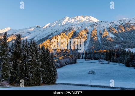 Chiesa di Santa Maddalena nella stagione autunnale alla prima nevicata, Europa, Italia, Trentino alto Adige, alto Adige, valle Ridanna, provincia di Bolzano, Ridanna Foto Stock