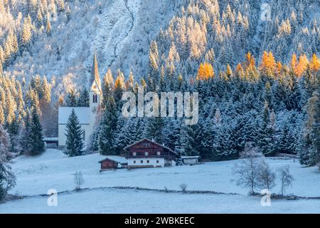 Chiesa di Santa Maddalena nella stagione autunnale sulla prima nevicata, Europa, Italia, Trentino alto Adige, alto Adige, alto Adige, valle Ridanna, provincia di Bolzano, Ridanna Foto Stock