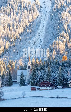 Chiesa di Santa Maddalena nella stagione autunnale sulla prima nevicata, Europa, Italia, Trentino alto Adige, alto Adige, alto Adige, Val Ridanna, provincia di Bolzano, Rida Foto Stock