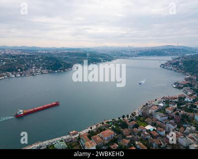 Una vista aerea dello stretto del Bosforo a Istanbul è una vista mozzafiato Foto Stock