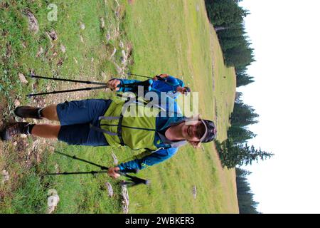 2 escursionisti di montagna sul Rehbergalm vicino a Mittenwald, giovani, escursioni in montagna, Werdenfels, alta Baviera, Baviera, Germania Foto Stock