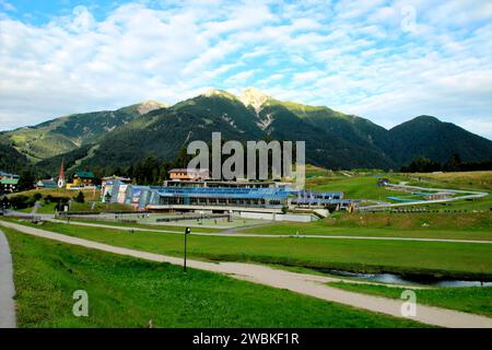 Austria, Tirolo, Seefeld, vista locale, centro congressi, campo da tennis, campo da pallavolo, centro ricreativo, piscina, sauna, nord Tirolo, gente, sport, vacanze, vacanze estive, edificio per eventi, vista sulle montagne, Alpi, Reitherspitze, Seefelderspitze, destinazione, turismo Foto Stock