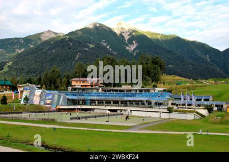 Austria, Tirolo, Seefeld, vista locale, centro congressi, campo da tennis, campo da pallavolo, centro ricreativo, piscina, sauna, nord Tirolo, gente, sport, vacanze, vacanze estive, edificio per eventi, vista sulle montagne, Alpi, Reitherspitze, Seefelderspitze, destinazione, turismo Foto Stock