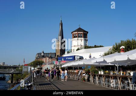 Germania, Renania settentrionale-Vestfalia, Düsseldorf, Rheinuferpromenade, Basilica St Lambertus, torre del castello, caffè di strada, turisti Foto Stock