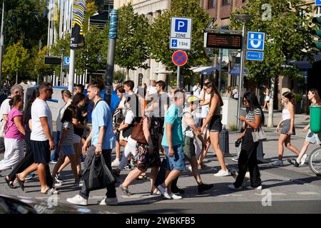 Germania, Renania settentrionale-Vestfalia, Düsseldorf, Königsallee, Crosswalk, molte persone attraversano la strada Foto Stock