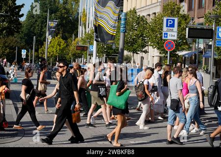 Germania, Renania settentrionale-Vestfalia, Düsseldorf, Königsallee, Crosswalk, molte persone attraversano la strada Foto Stock