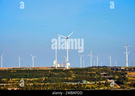 Germania, Renania settentrionale-Vestfalia, Grevenbroich, Neurath, parco eolico di fronte alla centrale elettrica RWE Neurath Foto Stock