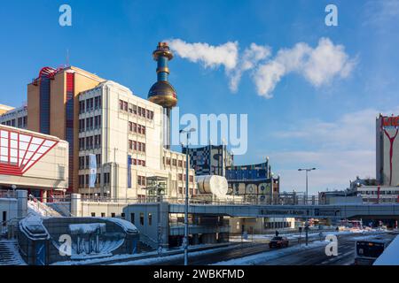 Vienna, Bundesamtsgebäude Josef-Holaubek-Platz, è sede degli uffici della direzione della polizia di Stato di Vienna e dell'Ufficio federale di polizia penale, dell'impianto di incenerimento dei rifiuti di Spittelau, facciata disegnata artisticamente da Friedensreich Hundertwasser nel 09. Distretto di Alsergrund, Austria Foto Stock