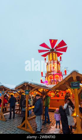 Vilshofen an der Donau, bancarelle allo "Schwimmender Christkindlmarkt" (mercato galleggiante di Natale), fiume Donau (Danubio), bassa Baviera, Baviera, Germania Foto Stock