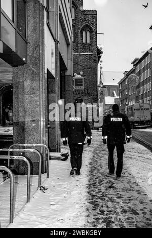 Germania, Schleswig-Holstein, Lübeck, agenti di polizia di pattuglia a piedi Foto Stock