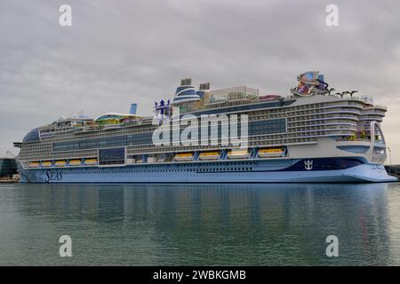 Una visione generale della nave da crociera Royal Caribbean «Icon of the Seas» vista a Miami, Florida, il 10 gennaio 2024. «Icon of the Seas» è la più grande linea di crociera del mondo. La nave è lunga 1.198 metri e costruita a Meyer Turku, in Finlandia. La sua nuova casa è PortMiami. The Maiden Voyage è il 27 gennaio. (Foto di Michele Eve Sandberg/Sipa USA) Foto Stock