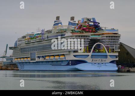 Una visione generale della nave da crociera Royal Caribbean «Icon of the Seas» vista a Miami, Florida, il 10 gennaio 2024. «Icon of the Seas» è la più grande linea di crociera del mondo. La nave è lunga 1.198 metri e costruita a Meyer Turku, in Finlandia. La sua nuova casa è PortMiami. The Maiden Voyage è il 27 gennaio. (Foto di Michele Eve Sandberg/Sipa USA) Foto Stock