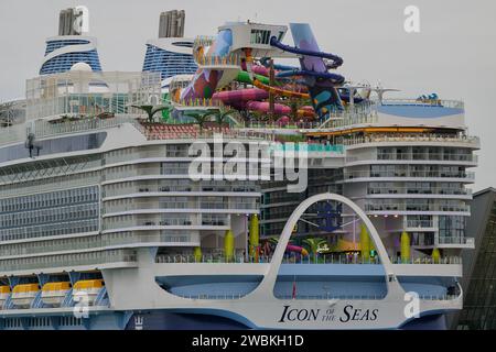 Una visione generale della nave da crociera Royal Caribbean «Icon of the Seas» vista a Miami, Florida, il 10 gennaio 2024. «Icon of the Seas» è la più grande linea di crociera del mondo. La nave è lunga 1.198 metri e costruita a Meyer Turku, in Finlandia. La sua nuova casa è PortMiami. The Maiden Voyage è il 27 gennaio. (Foto di Michele Eve Sandberg/Sipa USA) Foto Stock