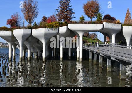 Costruito sui resti del vecchio Pier 54, Little Island Park sul fiume Hudson a Manhattan, New York City USA Foto Stock