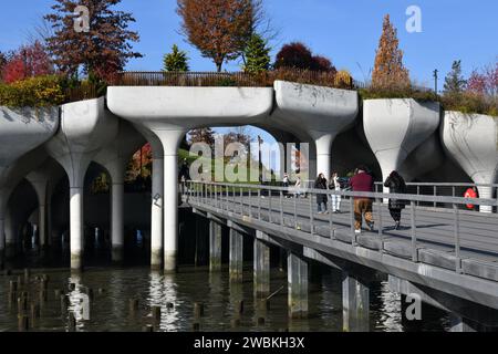 Costruito sui resti del vecchio Pier 54, Little Island Park sul fiume Hudson a Manhattan, New York City USA Foto Stock