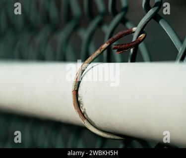 Primo piano di una recinzione in metallo arrugginito con sfondo sfocato Foto Stock