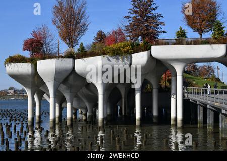 Costruito sui resti del vecchio Pier 54, Little Island Park sul fiume Hudson a Manhattan, New York City USA Foto Stock