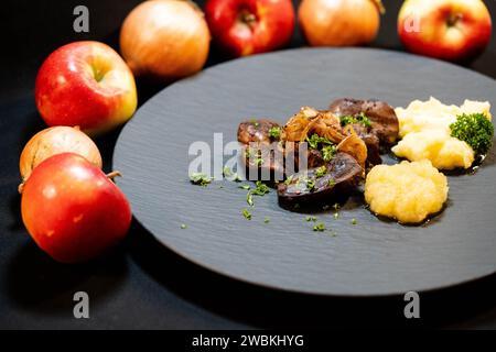 Fegato di pollo fresco con cipolle arrostite e purè di patate Foto Stock