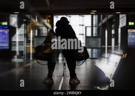 AM Berliner Hauptbahnhof steht eine wartende persona. Heute ist der zweite Tag des Streiks der Lokfuehrergewerkschaft GDL, an dem mit Zugausfaellen zu rechnen ist. Berlino, 11.01.2024. Berlin Deutschland *** Una persona è in attesa alla stazione centrale di Berlino oggi è il secondo giorno dello sciopero dei macchinisti union GDL, in cui ci si aspetta la cancellazione del treno Berlino, 11 01 2024 Berlino Germania Copyright: XKiraxHofmannx Foto Stock