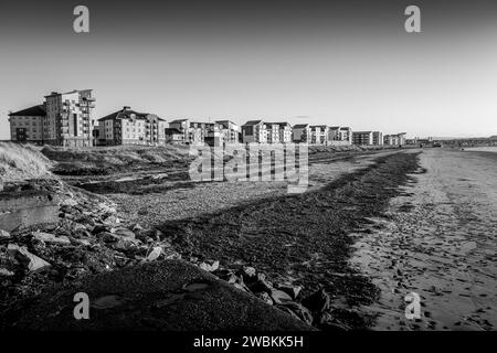 Case sul lungomare affacciate sulla spiaggia di Ayr in inverno sabato pomeriggio Foto Stock