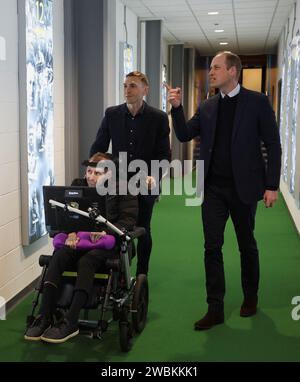 RITRASMETTENDO AGGIUNGENDO INFORMAZIONI ALLA DIDASCALIA il Principe di Galles (a destra) incontra Rob Burrow (a sinistra) e Kevin Sinfield durante una visita all'Headingley Stadium di Leeds, per congratularsi con loro e premiare loro un Comandante dell'ordine dell'Impero britannico (CBE), per i loro sforzi per sensibilizzare sulla malattia del Motor Neurone. Data immagine: Giovedì 11 gennaio 2024. Foto Stock