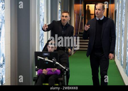 RITRASMETTENDO AGGIUNGENDO INFORMAZIONI ALLA DIDASCALIA il Principe di Galles (a destra) incontra Rob Burrow (a sinistra) e Kevin Sinfield durante una visita all'Headingley Stadium di Leeds, per congratularsi con loro e premiare loro un Comandante dell'ordine dell'Impero britannico (CBE), per i loro sforzi per sensibilizzare sulla malattia del Motor Neurone. Data immagine: Giovedì 11 gennaio 2024. Foto Stock