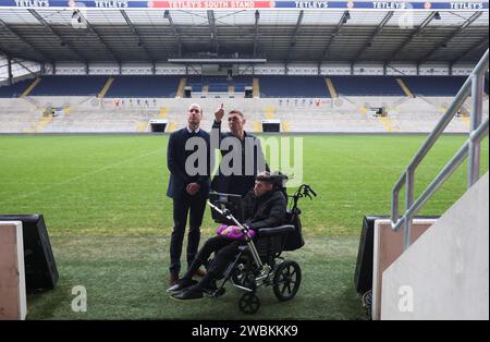 RITRASMETTENDO AGGIUNGENDO INFORMAZIONI ALLA DIDASCALIA il Principe di Galles (a sinistra) incontra Rob Burrow (a destra) e Kevin Sinfield durante una visita all'Headingley Stadium di Leeds, per congratularsi con loro e premiare loro un Comandante dell'ordine dell'Impero britannico (CBE), per i loro sforzi per sensibilizzare sulla malattia del Motor Neurone. Data immagine: Giovedì 11 gennaio 2024. Foto Stock