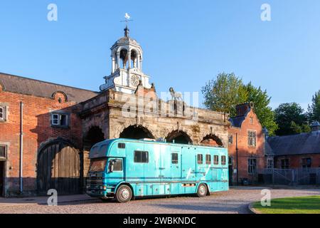 camion con rimorchio per cavalli blu parcheggiato fuori dalle scuderie della ingestre hall a stafford, staffordshire Foto Stock