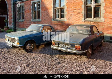 Due Peugeots Peugeot 304 anni '1970, polverose e classiche Foto Stock