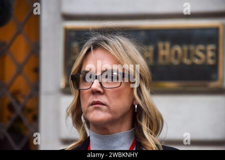 Londra, Regno Unito. 11 gennaio 2024. JANET SKINNER, ex sub-postmistress e vittima dello scandalo Horizon, fa un'intervista fuori da Aldwych House mentre inizia l'indagine IT dell'ufficio postale Horizon. Credito: Vuk Valcic/Alamy Live News Foto Stock