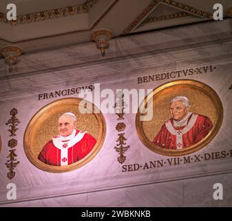 Ritratto a mosaico, di Papa Francesco i e del suo predecessore Papa Benedetto XVI, su un muro nella basilica papale di San Paolo fuori le Mura, Roma, Italia. Foto Stock
