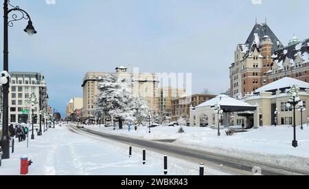 Una scena invernale delle meraviglie riempie la cornice come una strada affascinante a Victoria, British Columbia, Canada Foto Stock