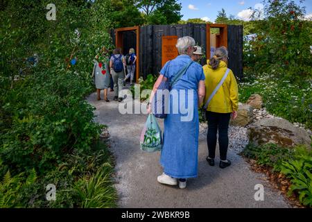 Partecipazione al concorso Constructing Minds Show Garden (visitatori e persone che guardano, camminano) - RHS Tatton Park Flower Show 2023, Cheshire Inghilterra Regno Unito. Foto Stock