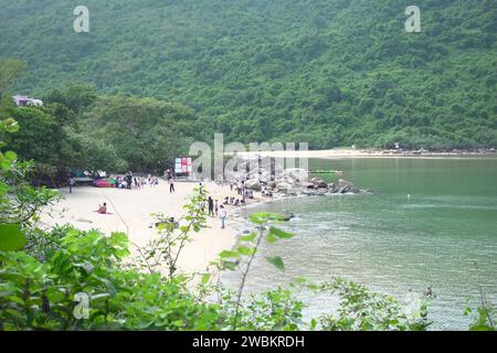 Hong Kong, Cina - 12 luglio 2022: La gente gioca nella spiaggia di Hoi ha Wan a Sai Kung, Hong Kong. Foto Stock