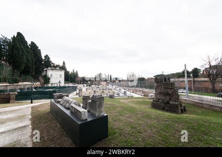 Roma, Italia. 11 gennaio 2024. I reperti archeologici dell'Impero Romano sono esposti al Museo del Parco del Monte Celio a Roma, l'11 gennaio 2024. Il museo, che si affaccia sul Colosseo, ospita la gigantesca mappa marmorea (forma Urbis Romae) dell'antica Roma, creata sotto l'imperatore Settimio Severo nel 203 d.C. la mappa misura 18 metri per 13 metri. (Foto di Andrea Ronchini/NurPhoto) credito: NurPhoto SRL/Alamy Live News Foto Stock