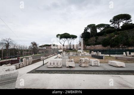 Roma, Italia. 11 gennaio 2024. I reperti archeologici dell'Impero Romano sono esposti al Museo del Parco del Monte Celio a Roma, l'11 gennaio 2024. Il museo, che si affaccia sul Colosseo, ospita la gigantesca mappa marmorea (forma Urbis Romae) dell'antica Roma, creata sotto l'imperatore Settimio Severo nel 203 d.C. la mappa misura 18 metri per 13 metri. (Foto di Andrea Ronchini/NurPhoto) credito: NurPhoto SRL/Alamy Live News Foto Stock