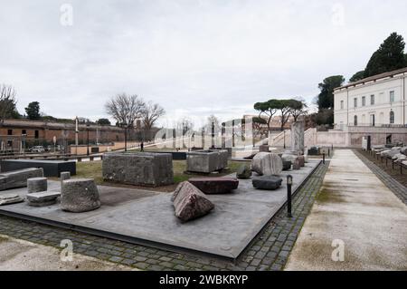 Roma, Italia. 11 gennaio 2024. I reperti archeologici dell'Impero Romano sono esposti al Museo del Parco del Monte Celio a Roma, l'11 gennaio 2024. Il museo, che si affaccia sul Colosseo, ospita la gigantesca mappa marmorea (forma Urbis Romae) dell'antica Roma, creata sotto l'imperatore Settimio Severo nel 203 d.C. la mappa misura 18 metri per 13 metri. (Foto di Andrea Ronchini/NurPhoto) credito: NurPhoto SRL/Alamy Live News Foto Stock