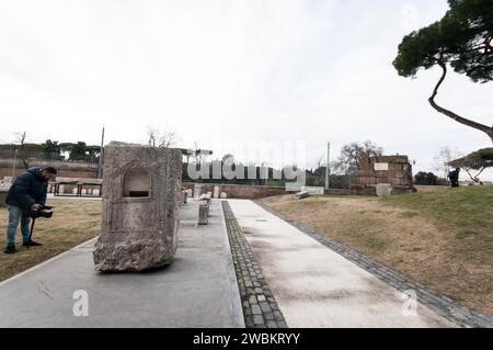 Roma, Italia. 11 gennaio 2024. I reperti archeologici dell'Impero Romano sono esposti al Museo del Parco del Monte Celio a Roma, l'11 gennaio 2024. Il museo, che si affaccia sul Colosseo, ospita la gigantesca mappa marmorea (forma Urbis Romae) dell'antica Roma, creata sotto l'imperatore Settimio Severo nel 203 d.C. la mappa misura 18 metri per 13 metri. (Foto di Andrea Ronchini/NurPhoto) credito: NurPhoto SRL/Alamy Live News Foto Stock