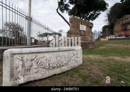 Roma, Italia. 11 gennaio 2024. I reperti archeologici dell'Impero Romano sono esposti al Museo del Parco del Monte Celio a Roma, l'11 gennaio 2024. Il museo, che si affaccia sul Colosseo, ospita la gigantesca mappa marmorea (forma Urbis Romae) dell'antica Roma, creata sotto l'imperatore Settimio Severo nel 203 d.C. la mappa misura 18 metri per 13 metri. (Foto di Andrea Ronchini/NurPhoto) credito: NurPhoto SRL/Alamy Live News Foto Stock