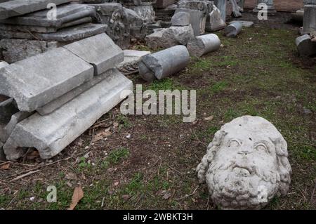 Roma, Italia. 11 gennaio 2024. I reperti archeologici dell'Impero Romano sono esposti al Museo del Parco del Monte Celio a Roma, l'11 gennaio 2024. Il museo, che si affaccia sul Colosseo, ospita la gigantesca mappa marmorea (forma Urbis Romae) dell'antica Roma, creata sotto l'imperatore Settimio Severo nel 203 d.C. la mappa misura 18 metri per 13 metri. (Foto di Andrea Ronchini/NurPhoto) credito: NurPhoto SRL/Alamy Live News Foto Stock