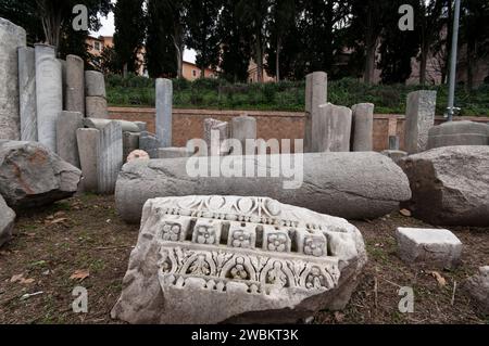 Roma, Italia. 11 gennaio 2024. I reperti archeologici dell'Impero Romano sono esposti al Museo del Parco del Monte Celio a Roma, l'11 gennaio 2024. Il museo, che si affaccia sul Colosseo, ospita la gigantesca mappa marmorea (forma Urbis Romae) dell'antica Roma, creata sotto l'imperatore Settimio Severo nel 203 d.C. la mappa misura 18 metri per 13 metri. (Foto di Andrea Ronchini/NurPhoto) credito: NurPhoto SRL/Alamy Live News Foto Stock