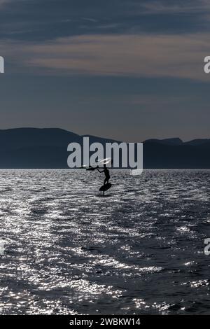 Vista di un turista che si diverte a fare surf in aliscafo presso la spiaggia di Mylopotas a iOS in Grecia Foto Stock