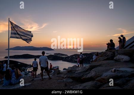 IOS, Grecia - 14 settembre 2023: Vista panoramica mozzafiato del tramonto dalla cima della collina sul Mar Egeo a iOS Grecia Foto Stock